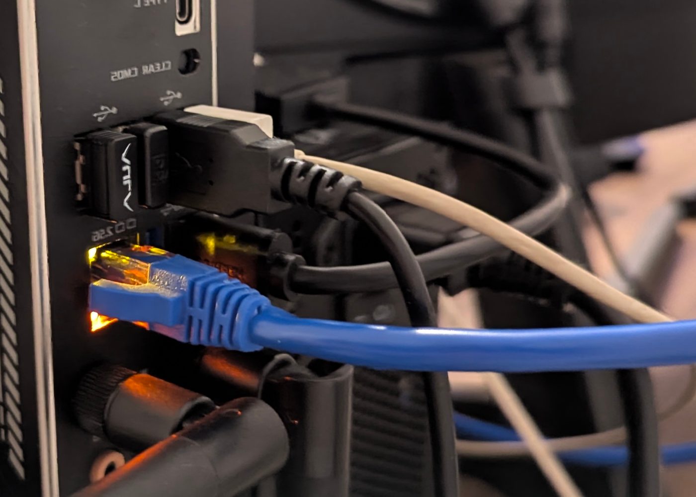 Host workstation rear I/O with the Ethernet link active